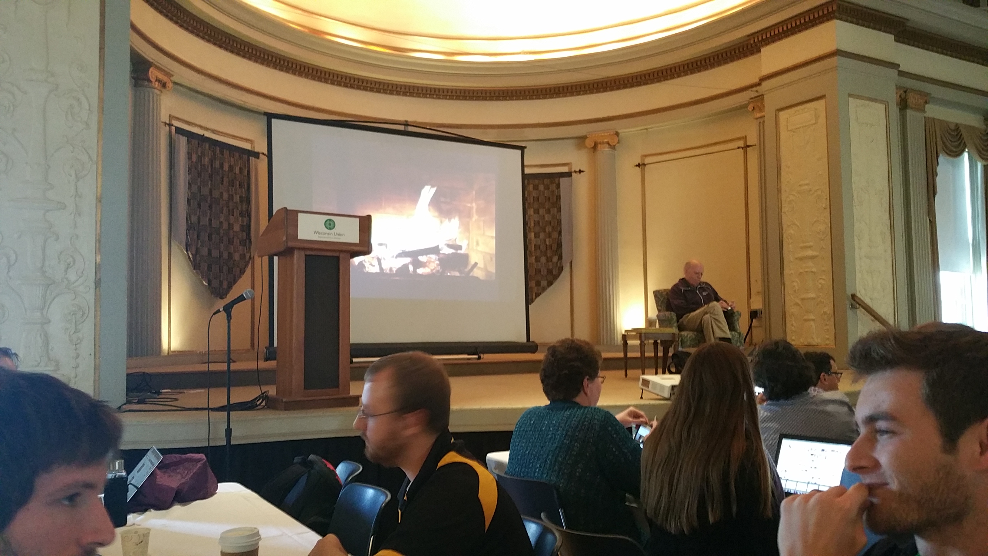 "This was supposed to be an intimate conversation". Arrangørene måtte flytte fireside-chat'en med Jim Gee til ovedsalen - over 100 mennesker ønsket å delta.